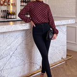 Blusa de mangas longas em borgonha com gola franzida e estampa de bolinhas