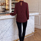Blusa com gola de babados e estampa de bolinhas em tons de burgundy