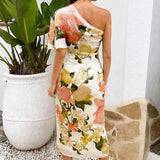 Rochê midi creme com estampa floral, um ombro e saia drapeada