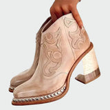 Botas de couro com bordados