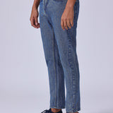 Jeans Carrot Fit Lavados em Azul Escuro