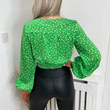 Top curto com nó frontal e detalhes de bolinhas verdes