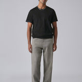 Jeans cinza com detalhes manchados, corte reto