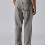 Jeans cinza com detalhes manchados, corte reto