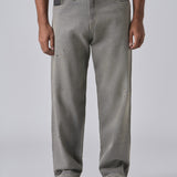Jeans cinza com detalhes manchados, corte reto