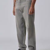 Jeans cinza com detalhes manchados, corte reto