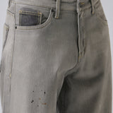 Jeans cinza com detalhes manchados, corte reto