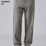 Jeans cinza com detalhes manchados, corte reto
