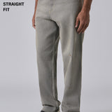 Jeans cinza com detalhes manchados, corte reto