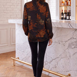 Blusa de manga longa com gola de babados e estampa floral diversificada