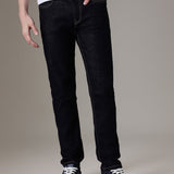 Jeans em tom azul marinho