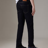 Jeans em tom azul marinho