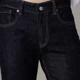 Jeans em tom azul marinho