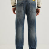 Jeans Azuis Desgastados com Corte Reto