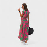 Vestido Boho Chic com Estampa de Lírios Rosas
