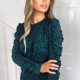 Blusa longa de manga longa plissada e estampada na cor teal