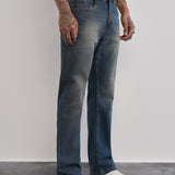 Jeans de color azul con detalles únicos