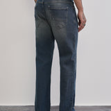 Jeans de color azul con detalles únicos