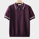 Camiseta com fecho e detalhes em tons de violeta contrastantes