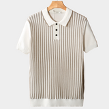 Polo com listras brancas na vertical.