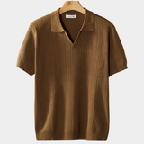 Polo com Gola Aberta e Detalhes em Relevo