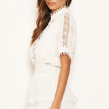Vestido Creme com Detalhes em Crochê e Elegantes Babados