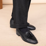 Loafers de couro belga com textura de pedra e detalhe de pompom