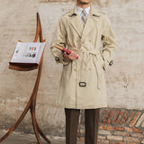 Trench Coat Londrino com Fecho Duplo e Cinto Ajustável