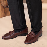 Loafers de couro belga com textura de pedra e detalhe de pompom