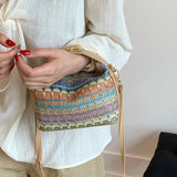 Bolsa Transversal Raphaela em Ráfia Trançada