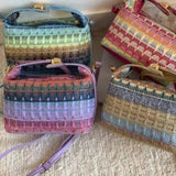 Bolsa Transversal Raphaela em Ráfia Trançada
