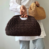 Clutch Raye em palha trançada com design de concha