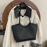 Bolsa de Mão Riona em Material Texturizado Premium