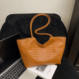 Bolsa de Mão Riona em Material Texturizado Premium