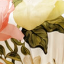 Rochê midi creme com estampa floral, um ombro e saia drapeada